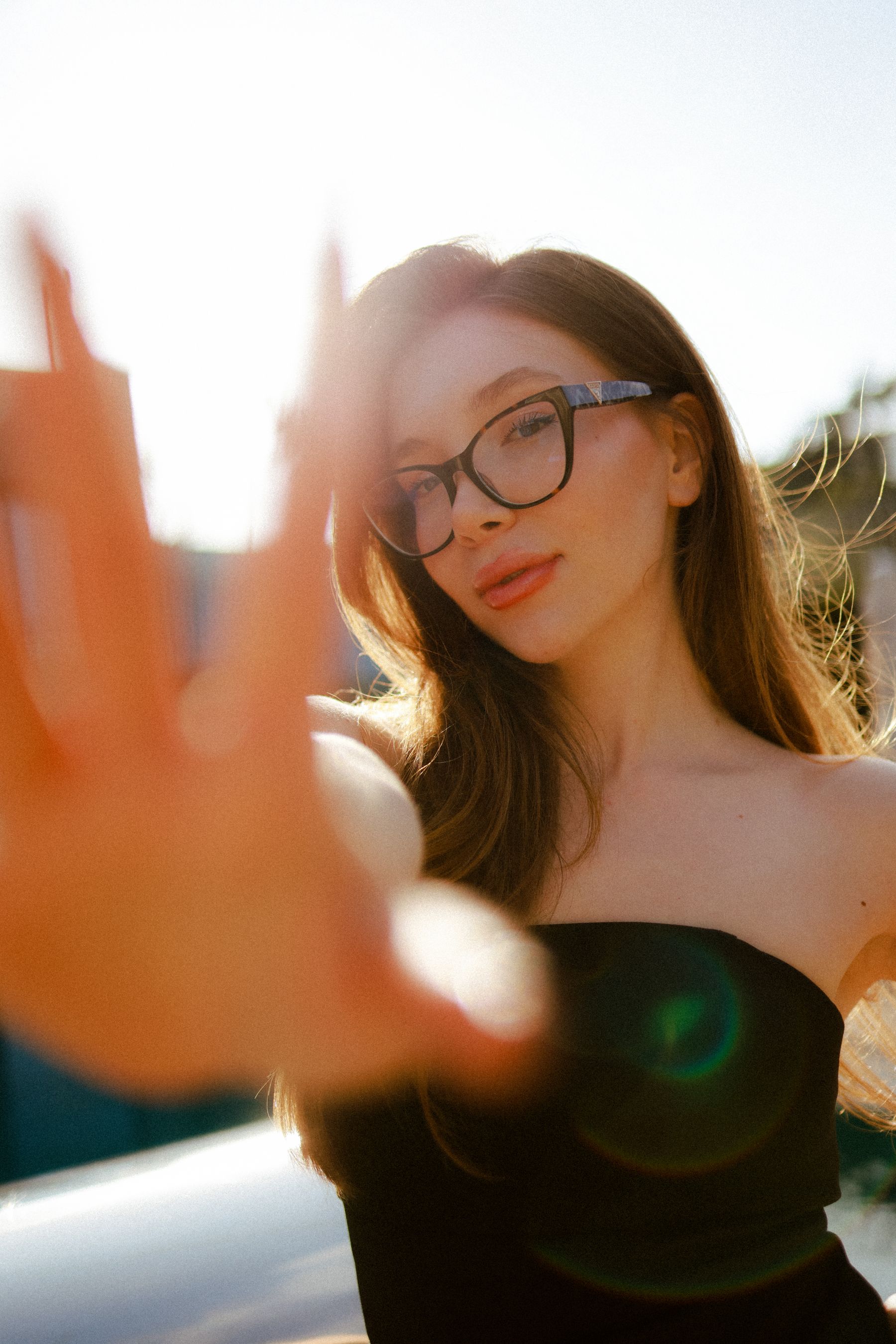 Portrait en lumière naturelle d’une femme portant des lunettes de vue